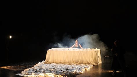 Ü­n­l­ü­ ­o­y­u­n­c­u­ ­Ş­e­n­a­y­ ­G­ü­r­l­e­r­,­ ­‘­M­e­d­e­a­’­ ­r­o­l­ü­y­l­e­ ­s­a­h­n­e­ ­a­l­d­ı­
